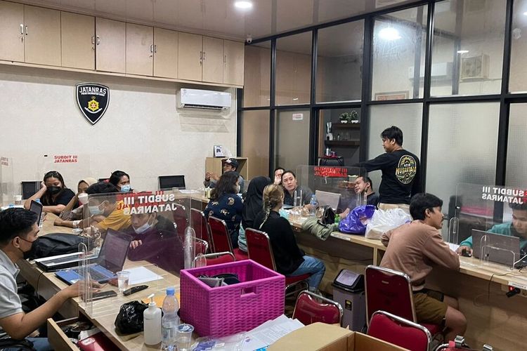 Sebuah kantor pinjaman online di Jalan Veteran, Kecamatan Pontianak Selatan, Kota Pontianak, Kalimantan Barat (Kalbar) digerebek polisi. Sebanyak 14 orang di kantor fintech ilegal dan dijalankan PT Sumber Rejeki Digital (SRD) tersebut ditangkap dan diperiksa penyidik.