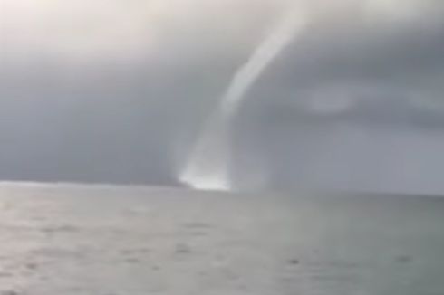 Fenomena Waterspout di Selat Bali, Jarak Pandang Nol Meter hingga Penyeberangan Ditutup
