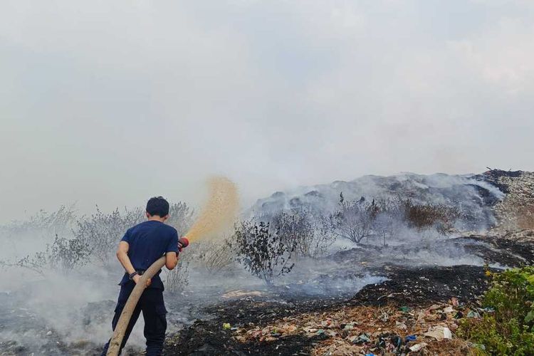 TPSA Dengung di Lebak Terbakar, Api Diduga Berasal dari Pembakaran Lahan Warga