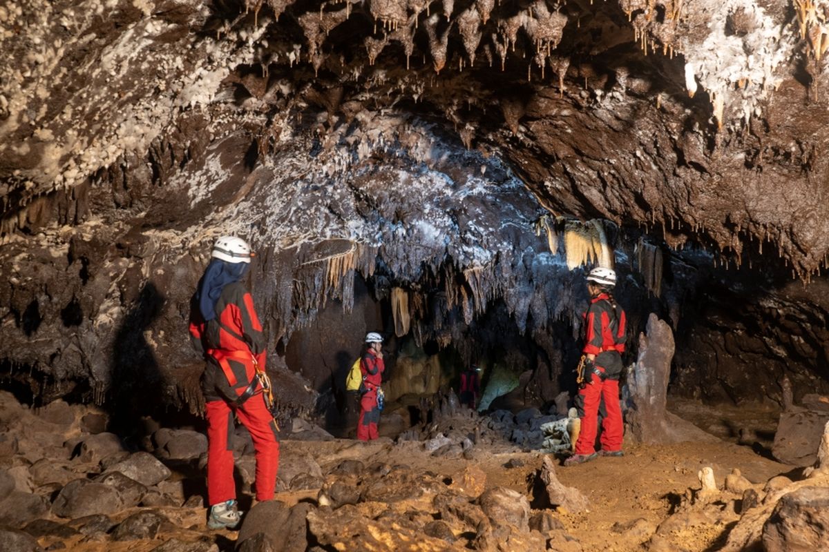 Kenampakan ornamen Gua Salukang Kallang di Maros, Sulawesi Selatan.