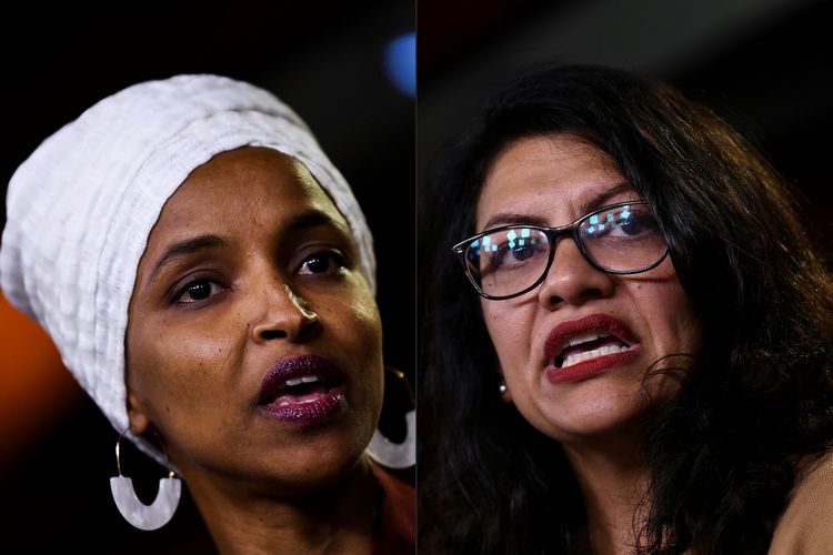 Foto kiri adalah Ilhan Omar, politisi Minnesota yang merupakan imigran asal Somalia. Sedangkan kanan merupakan Rashida Tlaib, politisi keturunan Palestina yang berasal dari Michigan. Keduanya dilarang masuk Israel karena dianggap hendak menyakiti negara tersebut.