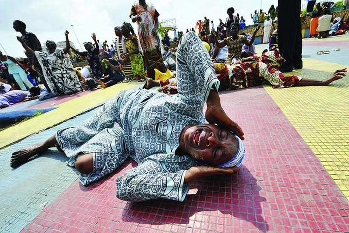 Para wanita Pantai Gading pemeluk agama Kristen ramai menghadiri upacara sembahyang untuk memohon perdamaian di lapangan Republik, Abijan, Pantai Gading, Senin (27/12), pada saat pemimpin Pantai Gading, Laurent Gbagbo, mengklaim telah terjadi rencana terselubung Perancis dan AS untuk menyingkirkannya dari kursi presiden. Krisis dualisme kepemimpinan pun masih berlanjut sejak pemilihan presiden akhir bulan lalu.