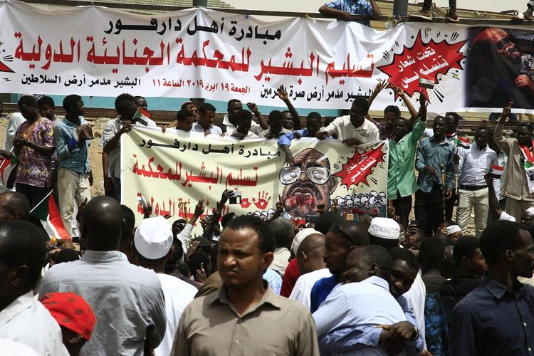 Warga Sudan menggelar unjuk rasa menuntut penyerahan mantan presiden Sudan Omar al-Bashir ke Mahkamah Kriminal Internasional, di Khartoum, Jumat (19/4/2019).