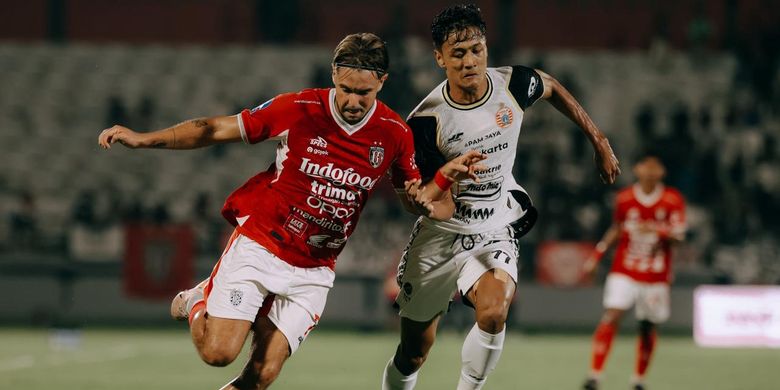 Thijmen Goppel dibayangi Dony Tri Pamungkas dalam partai Super League 2025-2026 Bali United vs Persija di Stadion Kapten I Wayan Dipta, Gianyar, Minggu (15/2/2026).