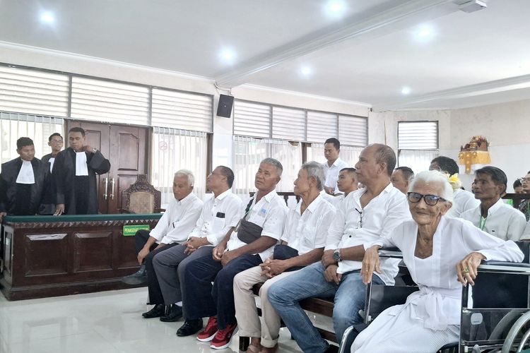 Nenek Ni Nyoman Reja (92), bersama 16 anggota keluarganya yang menjadi terdakwa perkara pemalsuan silsilah saat hadir dalam ruang sidang di Pengadilan Negeri Denpasar, pada Kamis (5/6/2025). KOMPAS.com/ Yohanes Valdi Seriang Ginta