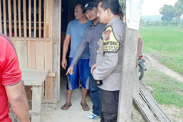 Lokasi bayi laki-laki ditemukan warga, dibuang di kolong kursi sebuah warung yang berada di Desa Sukobendu, Kecamatan Mantup, Lamongan, Jawa Timur, Minggu (25/12/2022).
