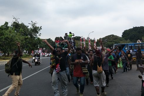 Usai Demo di Depan Istana, Mahasiswa Papua Konvoi ke LBH Jakarta