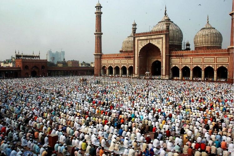 Umat muslim India sedang melaksanakan ibadah.