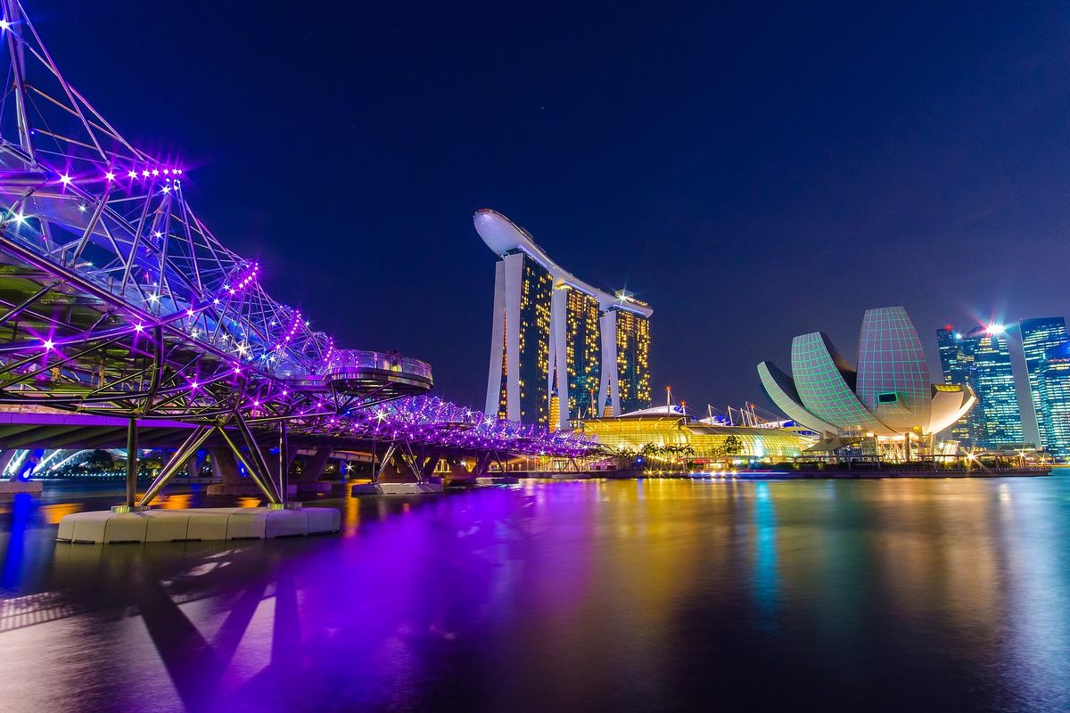 Ilustrasi Singapura di malam hari
