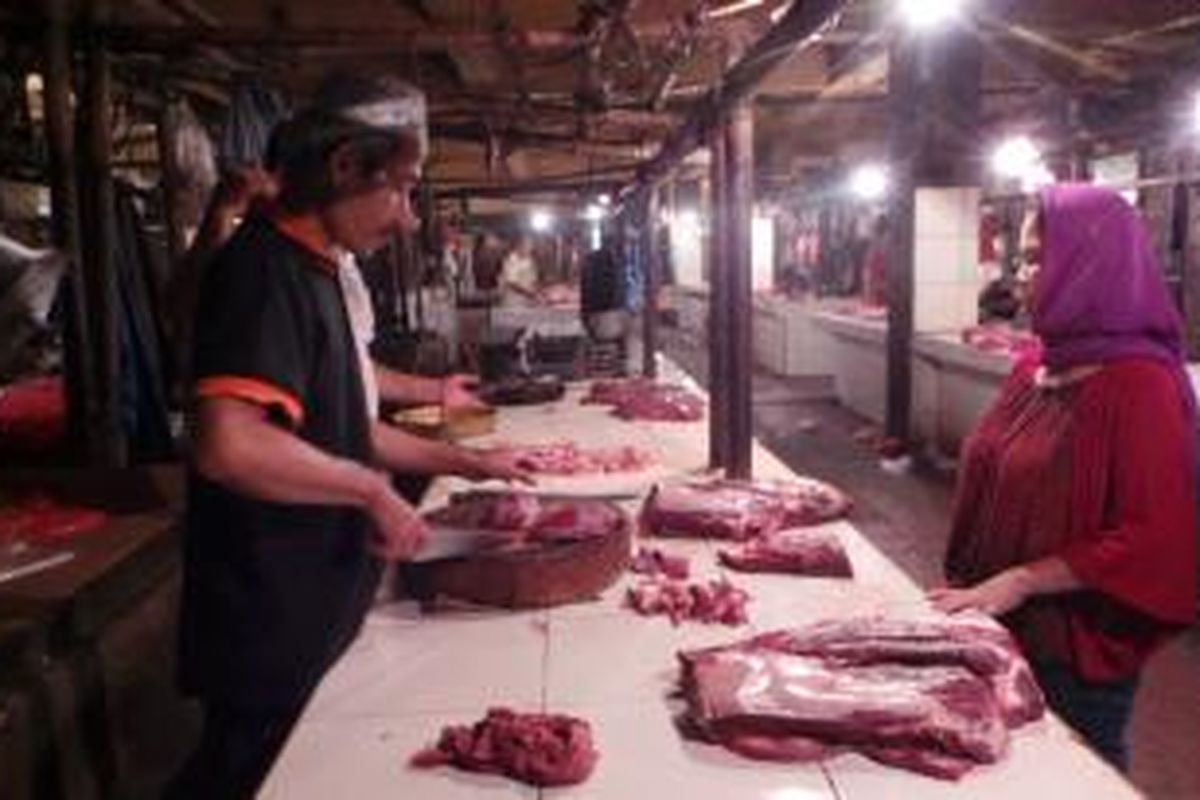 Uci Sanusi (58) pedagang daging sapi di Pasar Kramatjati, Jakarta Timur. Harga daging sapi di pasaran hingga saat ini belum juga turun.