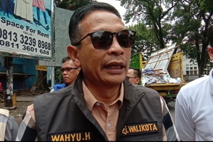 Pj Wali Kota Malang, Wahyu Hidayat usai meninjau penurunan Alat Peraga Kampanye (APK) di sekitar Stadion Gajayana, Kota Malang pada Minggu (11/2/2024). 