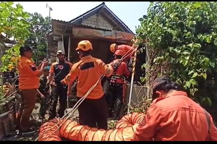 EVAKUASI—Tim BPBD Kabupaten Ponorogo mengevakuasi seorang ibu rumah tangga bernama Mariyah yang tercebur didalam sumur berkedalaman 25 meter di Desa Prajegan, Kecamatan Sukorejo, Kabupaten Ponorogo, Kamis (5/4/2023).
