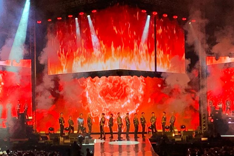 Boy group SEVENTEEN buka penampilan dengan lagu HOT dalam konser World Tour: Be The Sun hari kedua, di Indonesia Convention Exhibition (ICE) BSD, Tangerang, Minggu (25/9/2022). 