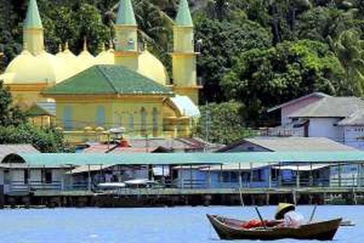 Masjid Raya Sultan Riau atau dikenal sebagai Masjid Penyengat di Tanjung Pinang, Kepulauan Riau. Masjid itu salah satu peninggalan Kesultanan Riau-Lingga. 