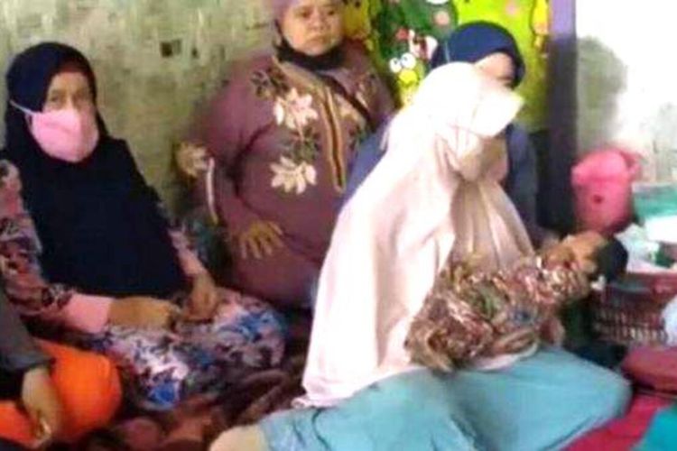 Seorang ibu muda di Kabupaten Cianjur, Jawa Barat, melahirkan setelah ia baru sadar hamil satu jam sebelumnya
