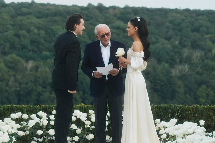 Nicola Peltz Beckham memukau di pembaruan sumpah nikah, mengenakan gaun pengantin vintage milik sang ibu dari 1985. Brooklyn Beckham mengungkapkan alasan mengapa ia tidak ingin berdamai dengan orang tuanya, menyebutkan drama keluarga yang memengaruhi kehidupan pribadinya dengan Nicola Peltz.