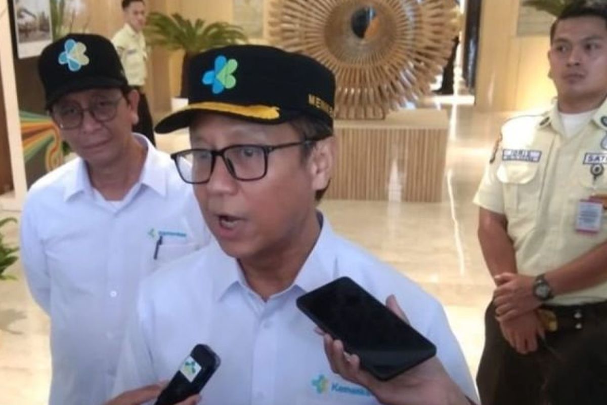 Menteri Kesehatan (Menkes) Budi Gunadi Sadikin memberikan keterangan mengenai program pemeriksaan kesehatan gratis saat upacara Hari Kesehatan Nasional di Kantor Kementerian Kesehatan (Kemenkes), Jakarta, Selasa (12/11/2024).