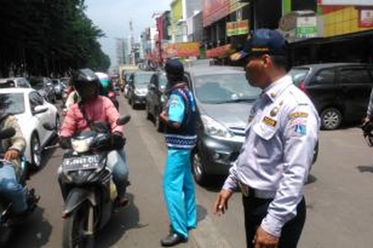 Peluncuran Parkir Meter di Jl. Boulevard Raya, Rabu (25/3/2015), berimbas kemacetan lalu lintas.