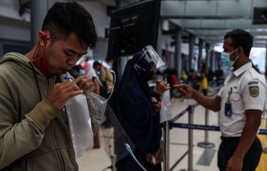 Calon penumpang kereta api jarak jauh mengikuti pemeriksaan sampel napas GeNose C19 di Stasiun Pasar Senen, Jakarta Pusat, Kamis (4/2/2021). Mulai 5 Februari 2021, PT KAI menyediakan layanan pemeriksaan GeNose C19 di Stasiun Pasar Senen dan Stasiun Yogyakarta sebagai syarat untuk naik kereta api jarak jauh.