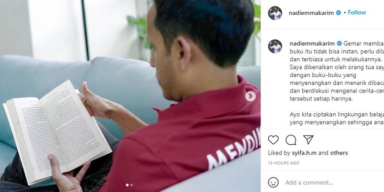 Tangkapan layar Mendikbud Nadiem Makarim sedang membaca buku di waktu senggangnya.