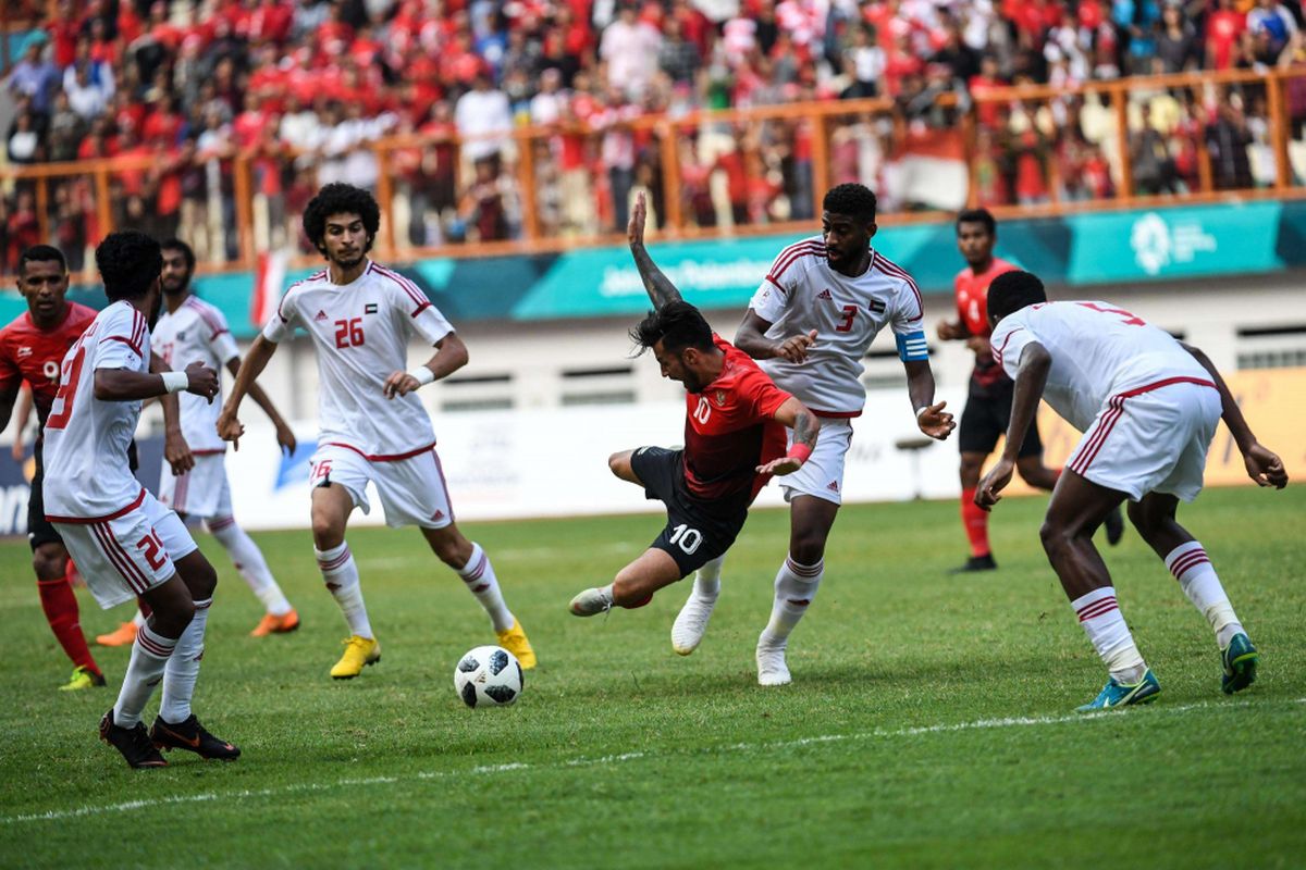 Pesepak bola Indonesia Stefano Lilipaly (merah) berebut bola dengan pesepak bola Uni Emirat saat pertandingan Babak 16 besar Asian Games ke 18 di Stadion Wibawa Mukti, Cikarang, Jawa Barat, Jumat (24/8/2018). Indonesia kalah adu penalti dengan skor 3-4.