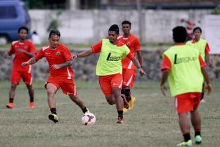 Pesepak bola Persija Jakarta, Bambang Pamungkas (tengah) berlatih bersama rekan-rekannya di Lapangan Mako Brimob, Kelapa Dua, Depok, Jawa Barat, Kamis (8/1/2015).