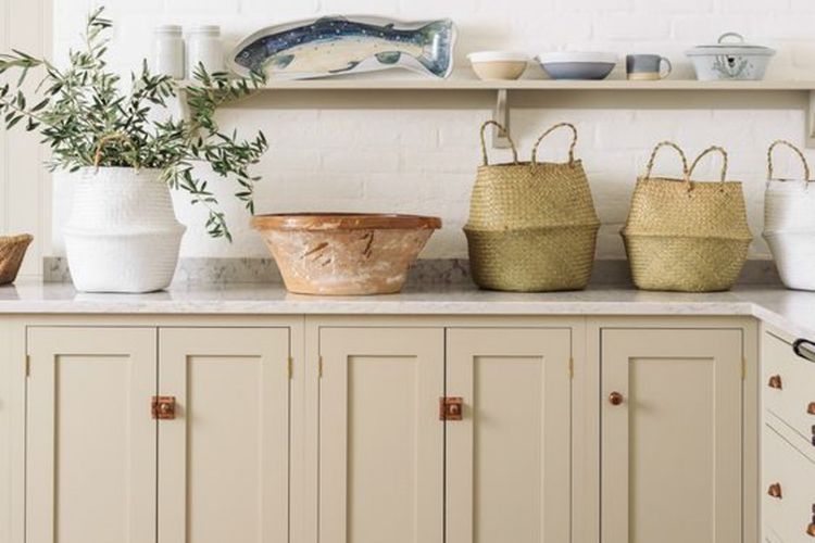 Rak penyimpanan dapur vintage yang cantik berwarna beige karya Devol Kitchen