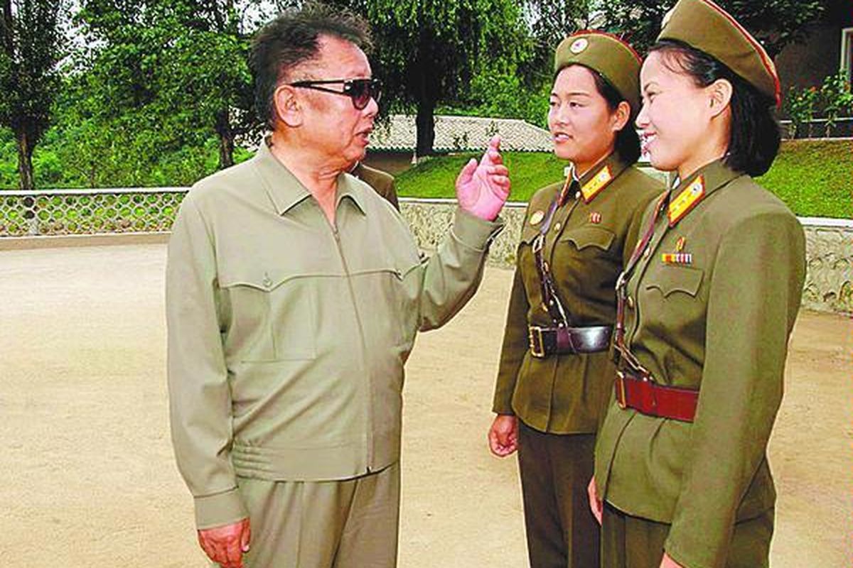 Gambar dari kantor berita Korea Utara, KCNA, ini memperlihatkan Pemimpin Korea Utara Kim Jong Il berbicara dengan tentara perempuan di sebuah lokasi di Korut, 14 Agustus. Keberadaan Kim masih misterius setelah dia absen dalam acara parade militer di Pyongyang, 9 September.  