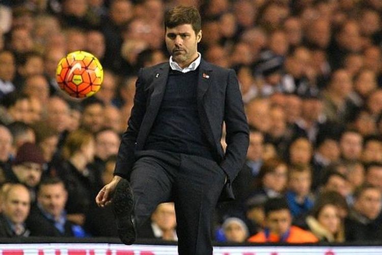 Salah satu polah manajer Tottenham, Mauricio Pochettino, di tepi lapangan saat menghadapi Aston Villa, Senin (2/11/2015). 