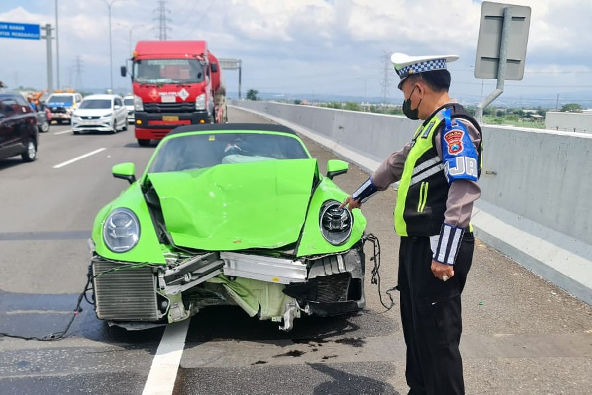 Porsche usai tabrak mobil dari belakang di Tol Sidoarjo, Minggu (17/3/2024).