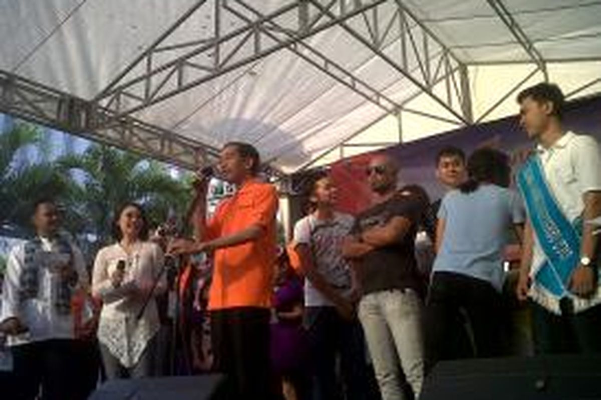 Gubernur DKI Jakarta Joko Widodo saat memberi kata sambutan dalam acara bersih-bersih yang dilaksanakan di Jalan Sunda, tak jauh dari sekitaran Sarinah, Jakarta Pusat, Minggu (8/9/2013). Hadir pula grup band Slank, yang didaulat tampil menghibur dalam acara tersebut