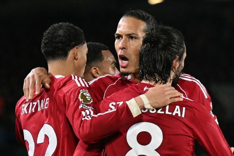 Gelandang Liverpool, Dominik Szoboszlai, merayakan gol bersama rekan satu timnya pada laga Liga Inggris antara Leeds United dan Liverpool di Elland Road di Leeds, Inggris utara pada 6 Desember 2025.