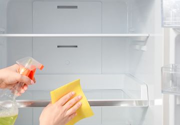 Cara Membersihkan Kulkas Bau dan Langkah Pencegahannya