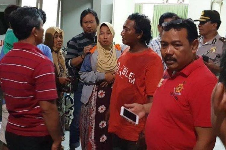 Keluarga korban meninggal Erikawati (9) di kamar jenazah RSUD dr Soetomo, Jumat malam (9/11/2018).