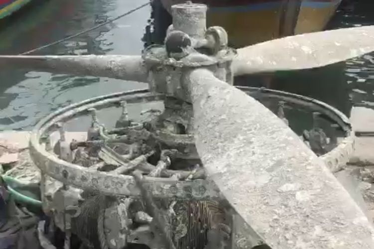 Bangkai pesawat diduga sisa perang dunia II yang ditemukan nelayan asal Desa Campurejo, Kecamatan Panceng, Gresik, Jawa Timur.