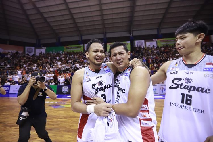 Para pemain Stapac Jakarta, Kaleb Ramot Gemilang (kiri), Fandi Andika Ramadhani (tengah), dan Oki Wira Sanjaya, melakukan selebrasi atas keberhasilan mereka menjuarai IBL Pertamax 2018-2019, di GOR C-Tra Arena, Bandung, Jawa Barat, Sabtu (23/3/2019) malam.