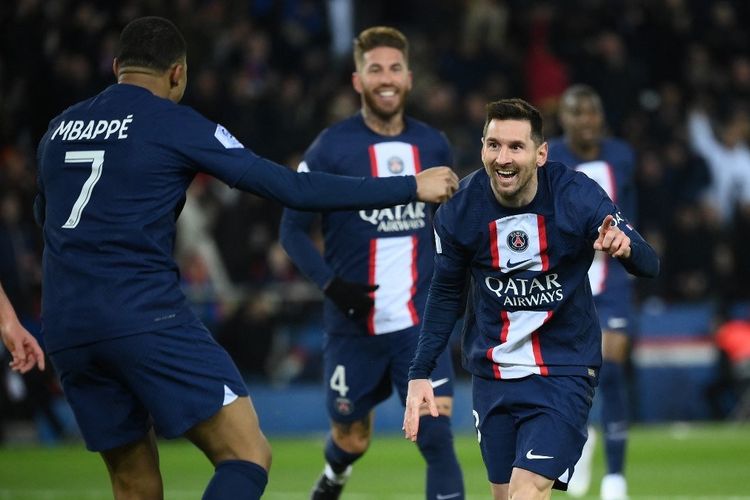 Kylian Mbappe (kanan) merayakan gol yang dicetak Lionel Messi (kiri) dalam laga Liga Perancis 2022-2023 antara PSG vs Nantes di Stadion Parc des Princes, 4 Maret 2023. (Photo by FRANCK FIFE / AFP)