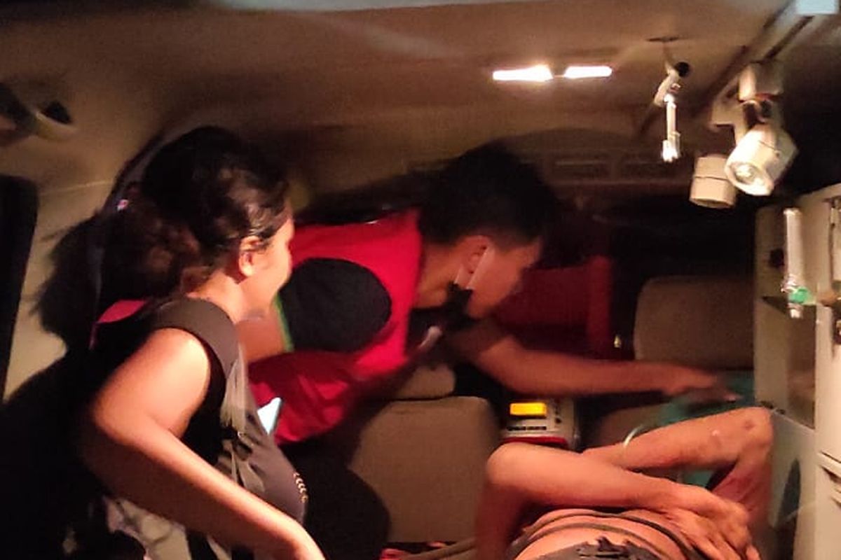 Warga Negara Asing (WNA) asal Republik Seychelles, berinisial AJ (37), selamat usai terjatuh ke dalam jurang sedalam 20 meter saat berenang di kolam tepi jurang di sebuah vila,Desa Kenderan, Kecamatan Tegallalang, Kabupaten Gianyar, Bali, pada Minggu (18/12/2022). /Polsek Tegallalang