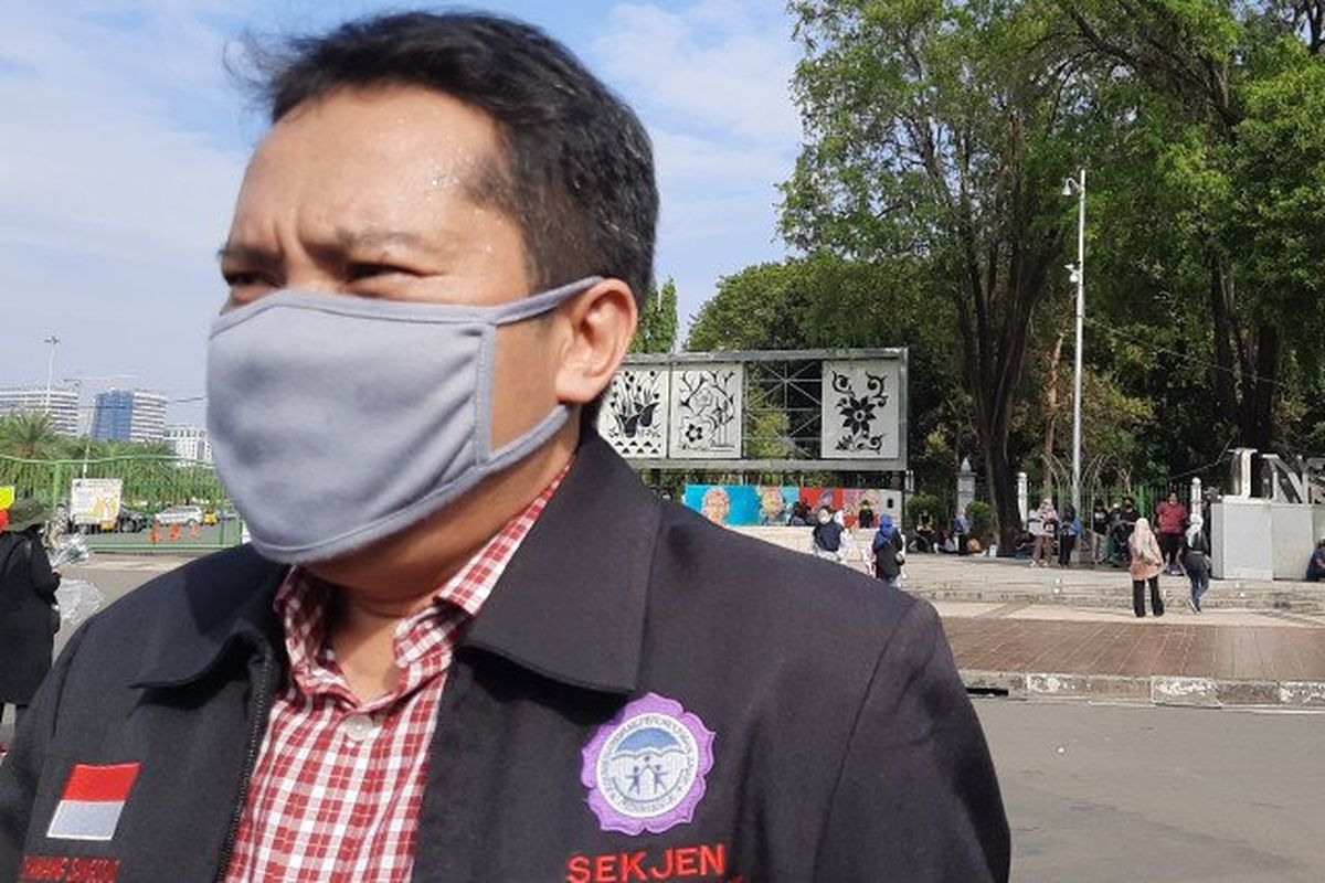 Sekjen Komnas Anak Danang Sasongko dalam aksi unjuk rasa tolak PPDB DKI Jakarta Tahun 2020 jalur zonasi, di Taman Aspirasi, Monas, seberang Istana Merdeka Jakarta, Jumat (3/7/2020).