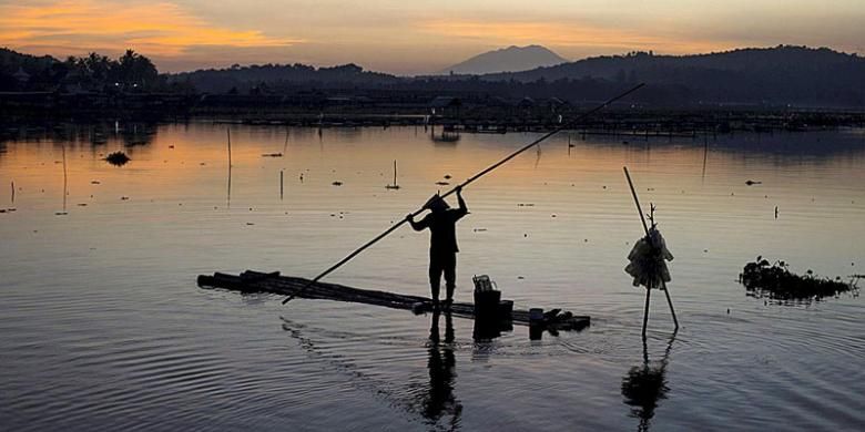 Nelayan mencari ikan di waduk Rawa Jombor di Desa Krakitan, Kecamatan Bayat, Kabupaten Klaten, Kamis (18/8/2016) pagi. 