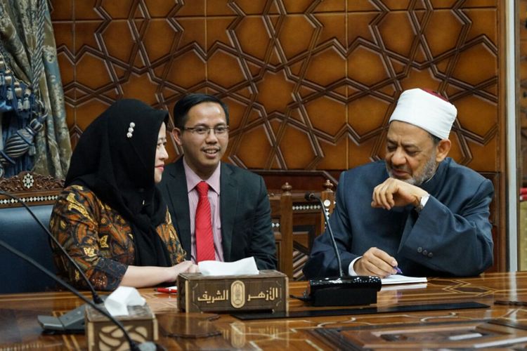 Menko PMK Puan Maharani bertemu Grand Sheikh Al-Azhar, Ahmad Mohamed Tayeb, di Kairo, Mesir Kamis (26/4/2018).