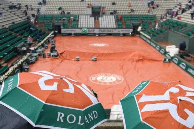 Hujan menunda berlangsungnya pertandingan perempat final French Open 2019, Rabu (05/06/2019)