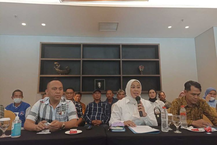 Cellica Nurrachadiana didampingi kader loyalisnya menyampaikan pernyataan resmi kepada awak media di Hotel Mercure Karawang, Senin (1/8/2022).