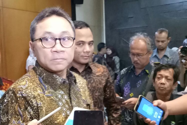 Ketua Umum PAN dan Ketua MPR Zulkifli Hasan di Kompleks Parlemen, Senayan, Jakarta, Rabu (4/10/2017)