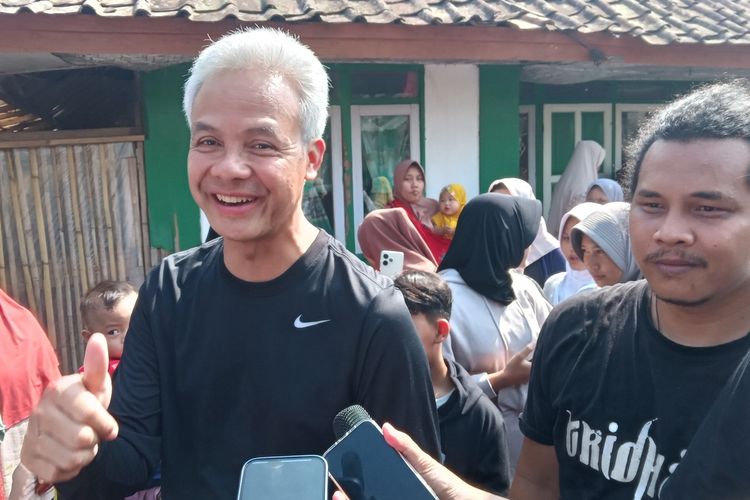 Bakal capres Ganjar Pranowo berbicara dengan wartawan saat melakukan kunjungan politik ke Kabupaten Cianjur, Jawa Barat, Kamis (5/10/2023)