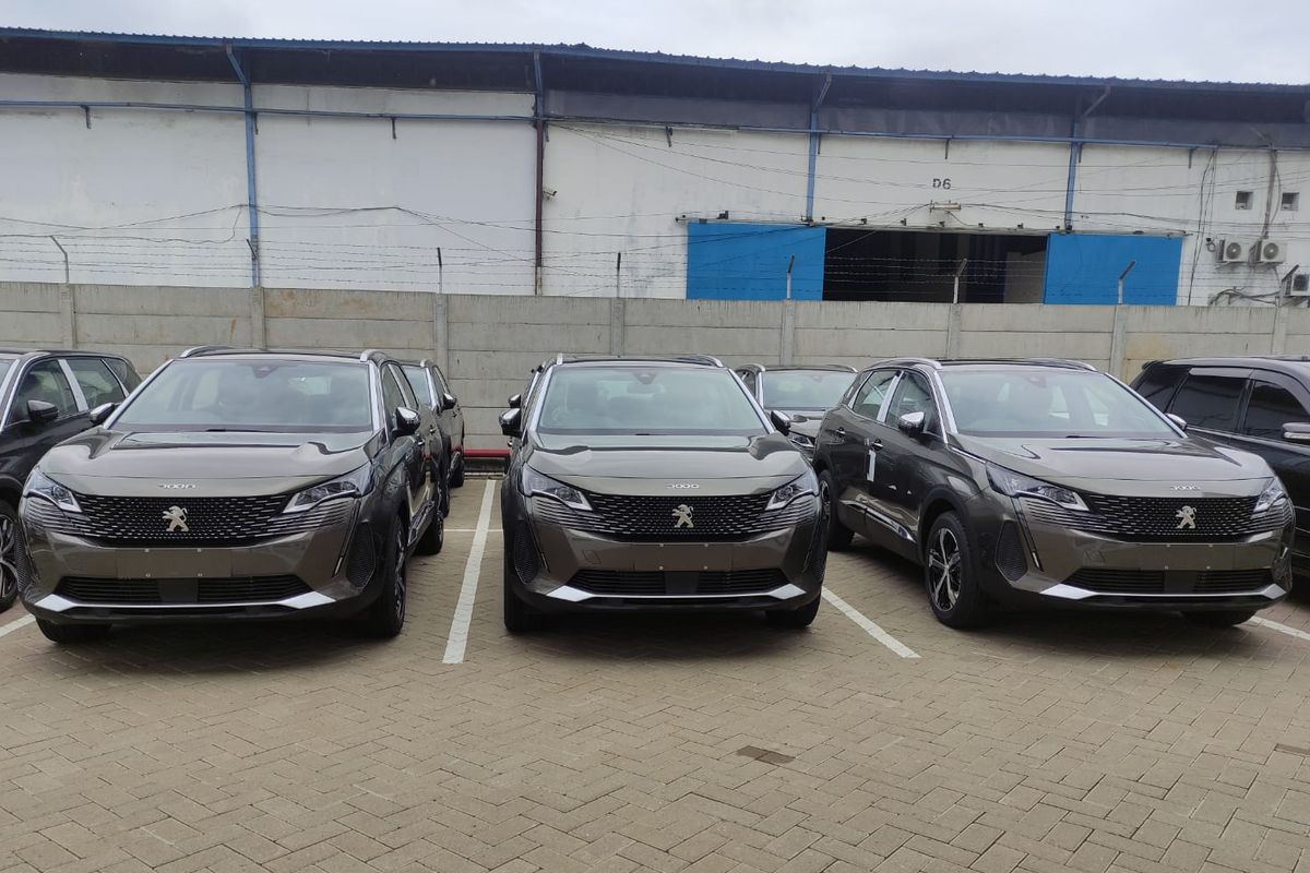 New Peugeot 5008 Allure punya warna baru Amozonite Grey. 