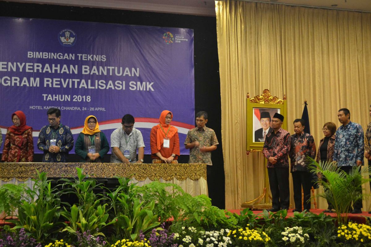 Mendikbud menyaksikan proses penandatanganan MoU pemberian bantuan program revitalisasi SMK (25/4/2018)