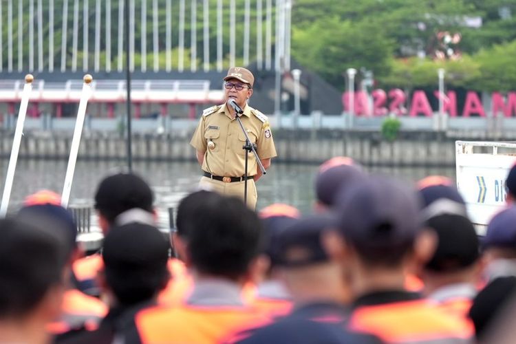 Wali Kota Danny Moh Ramdhan Pomanto memimpin apel Kesiapsiagaan Bencana Hidrometeorologi di Tugu MNEK Pantai Losari, Selasa (26/11/2024).
