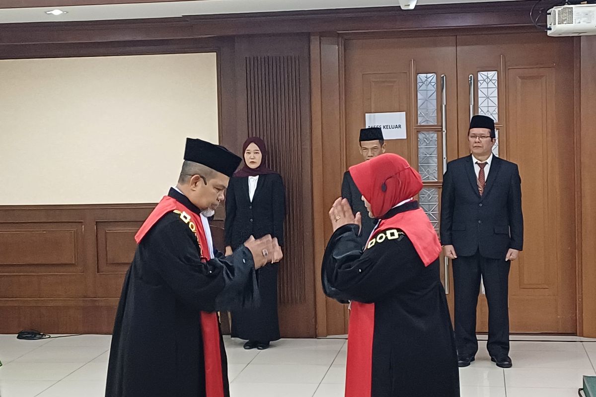 Hakim Efendi saat dilantik menjadi Wakil Ketua Pengadilan Negeri Jakarta Pusat (PN Jakpus) oleh Ketua PN Jakpus, Husnul Khotimah di Gedung PN Jakpus, Senin (23/6/2025).