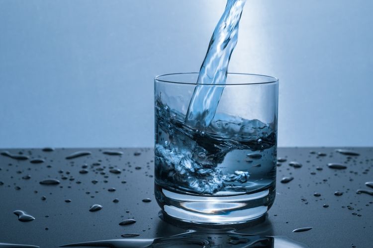 Air putih dingin dapat menjadi pilihan minuman penghilang ngantuk yang baik, termasuk untuk pagi hari.
